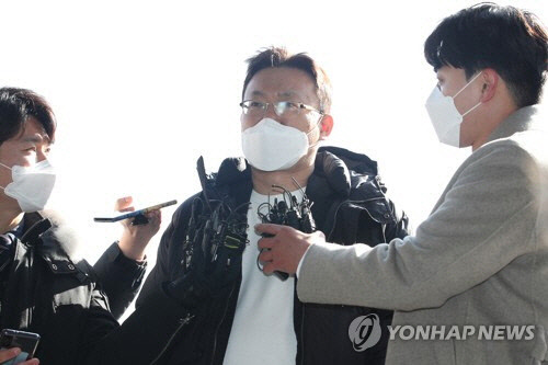 축구 선수 기성용의 성폭행 의혹을 제기한 폭로자 측 박지훈 변호사가 대질 조사를 앞두고 17일 오후 서울 서초경찰서 앞에서 취재진의 질문에 답하고 있다.   연합뉴스